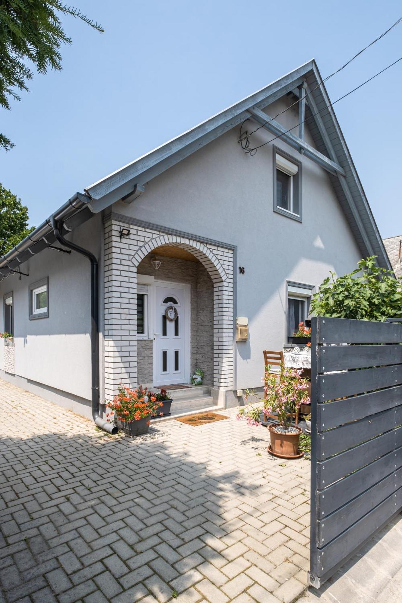 Szuerke Vendeghaz Balatonkenesen Apartment Exterior photo