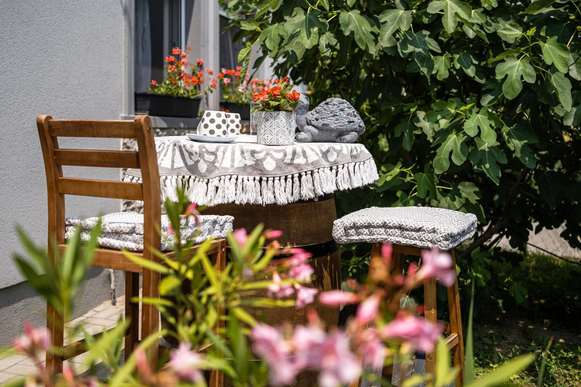Szuerke Vendeghaz Balatonkenesen Apartment Exterior photo